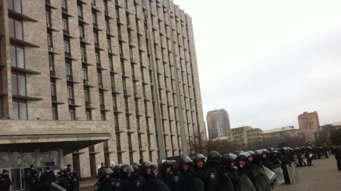 Ντόνετσκ: Υψωσαν ξανά την ουκρανική σημαία στην έδρα της κυβέρνησης